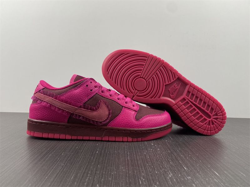 Dunk Low Valentine's Day (2022)   DQ9324-600