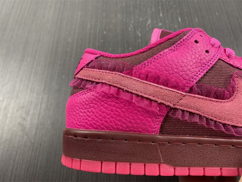 Dunk Low Valentine's Day (2022)   DQ9324-600