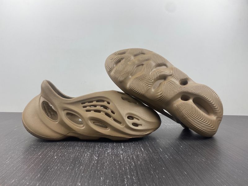 Yeezy Foam RNR Clay Taupe GV6842