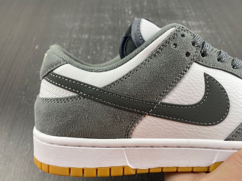 SB Dunk Low Gery Gum FV0389-100