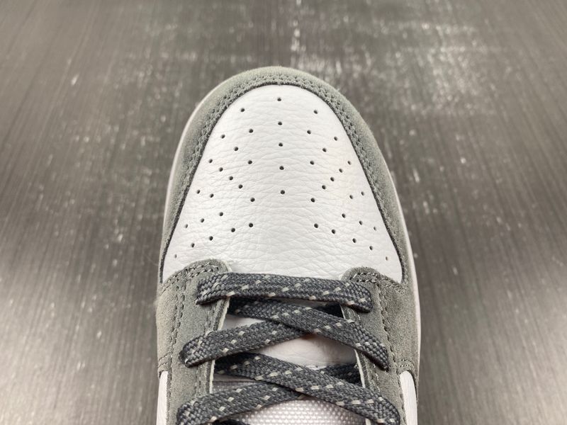SB Dunk Low Gery Gum FV0389-100