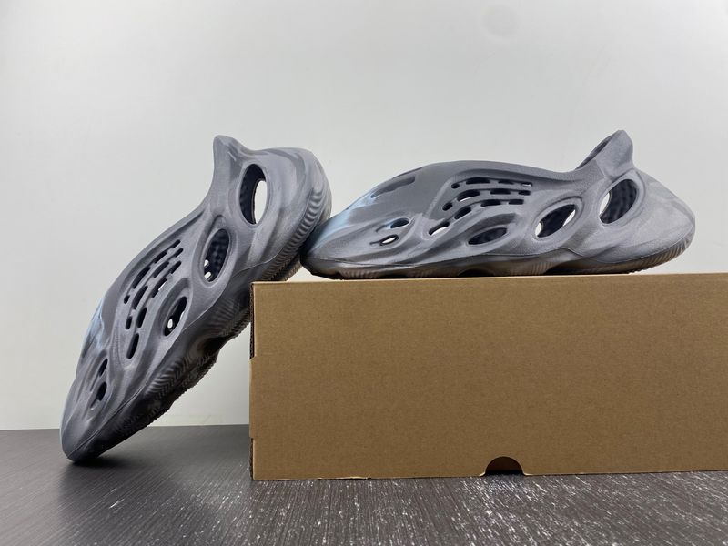 Yeezy Foam RNR MX Granite  IE4931