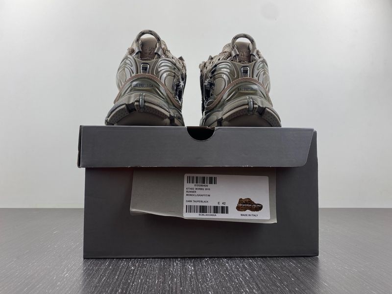 B*alenciaga runner AM 20231018-1