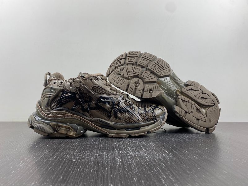 B*alenciaga runner AM 20231018-1