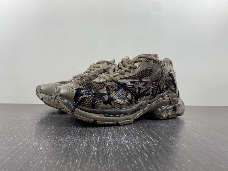 B*alenciaga runner AM 20231018-1