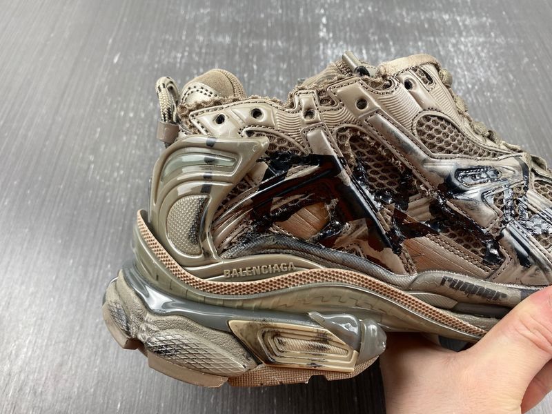 B*alenciaga runner AM 20231018-1
