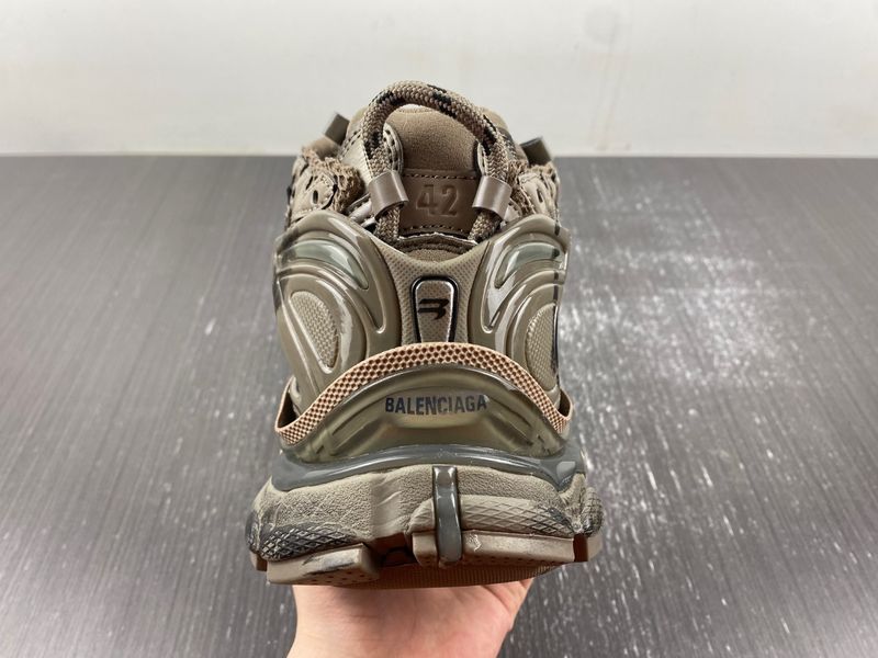 B*alenciaga runner AM 20231018-1
