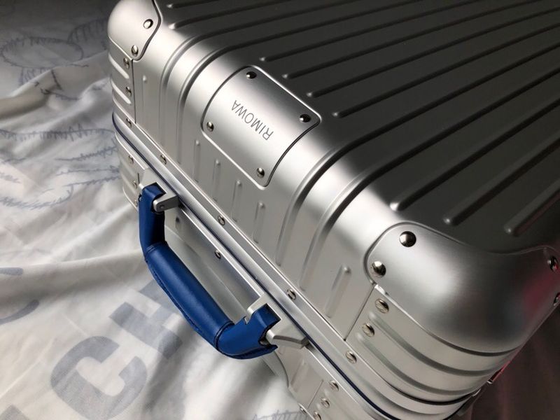 Luggage 21 inch ask price on whatsapp